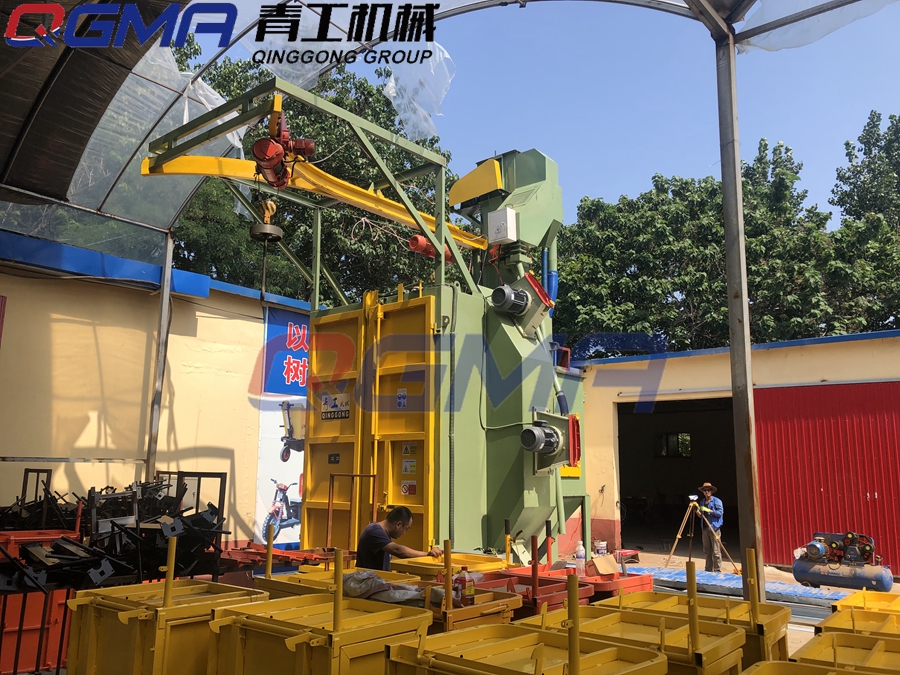 青州某企业定制的青工电动车架双吊钩式抛丸机安装现场