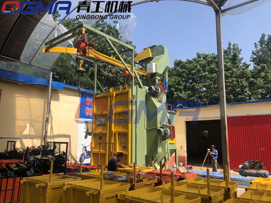 青州某企业定制的青工电动车架双吊钩式抛丸机安装现场