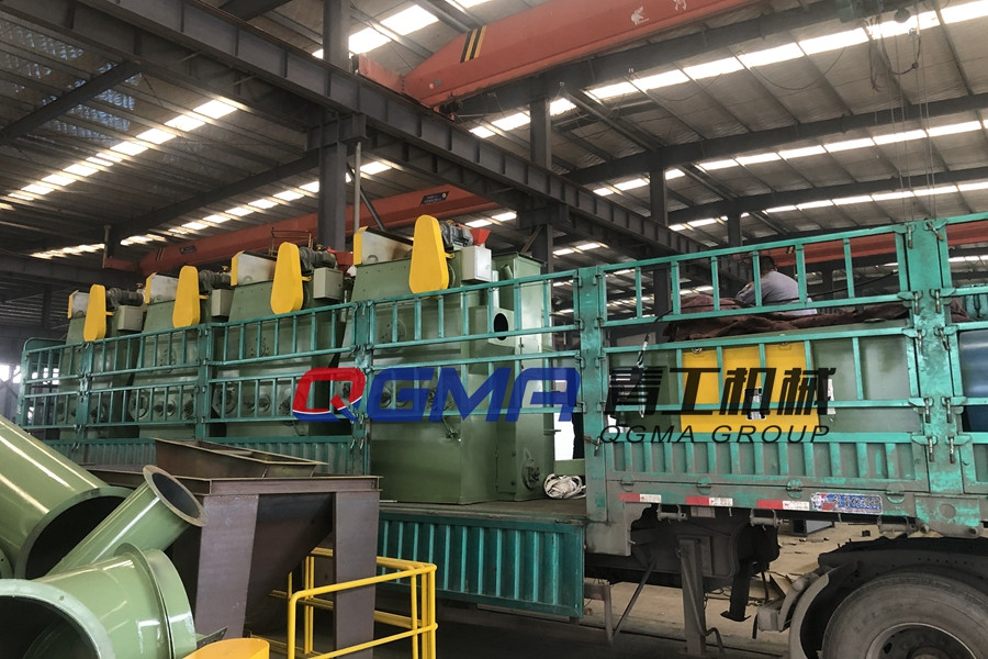 青工机械发往陕西的五金配件履带式抛丸机装车进行发货 青工机械发往陕西的五金配件履带式抛丸机装车进行发货