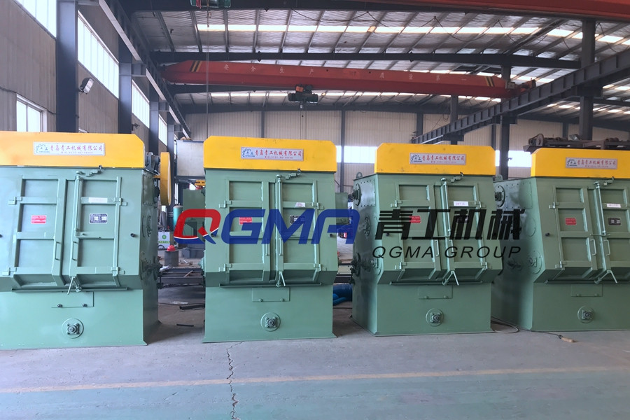 青工机械发往陕西的五金配件履带式抛丸机装车进行发货 青工机械发往陕西的五金配件履带式抛丸机装车进行发货