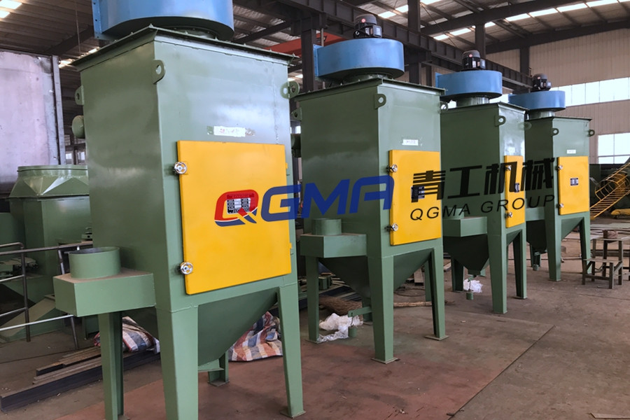 青工机械发往陕西的五金配件履带式抛丸机装车进行发货 青工机械发往陕西的五金配件履带式抛丸机装车进行发货