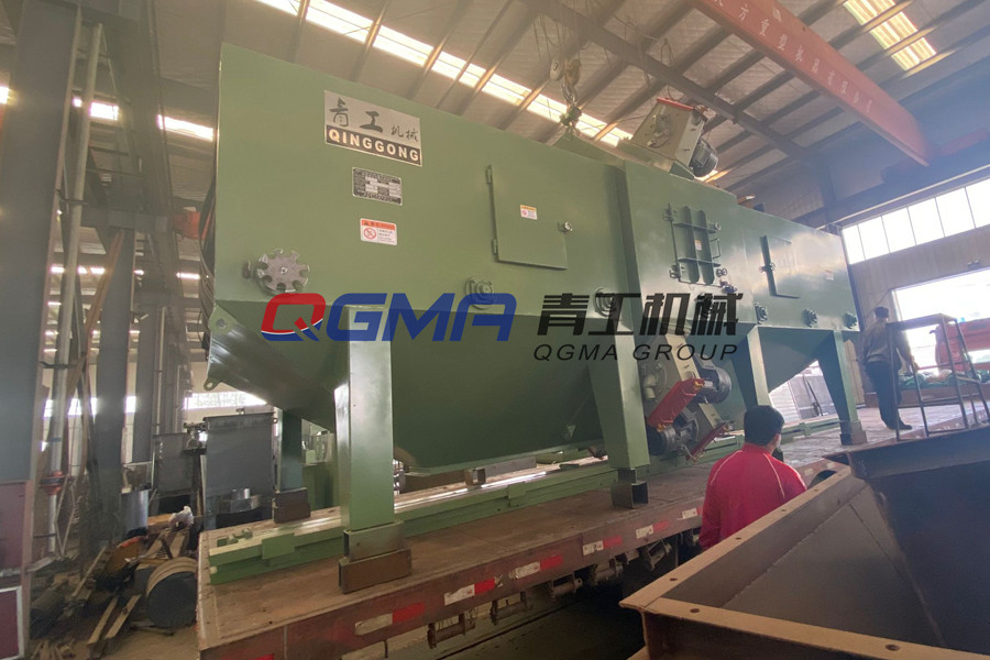 发往浙江的青工机械辊道通过式抛丸机装车发货中 发往浙江的青工机械辊道通过式抛丸机装车发货中