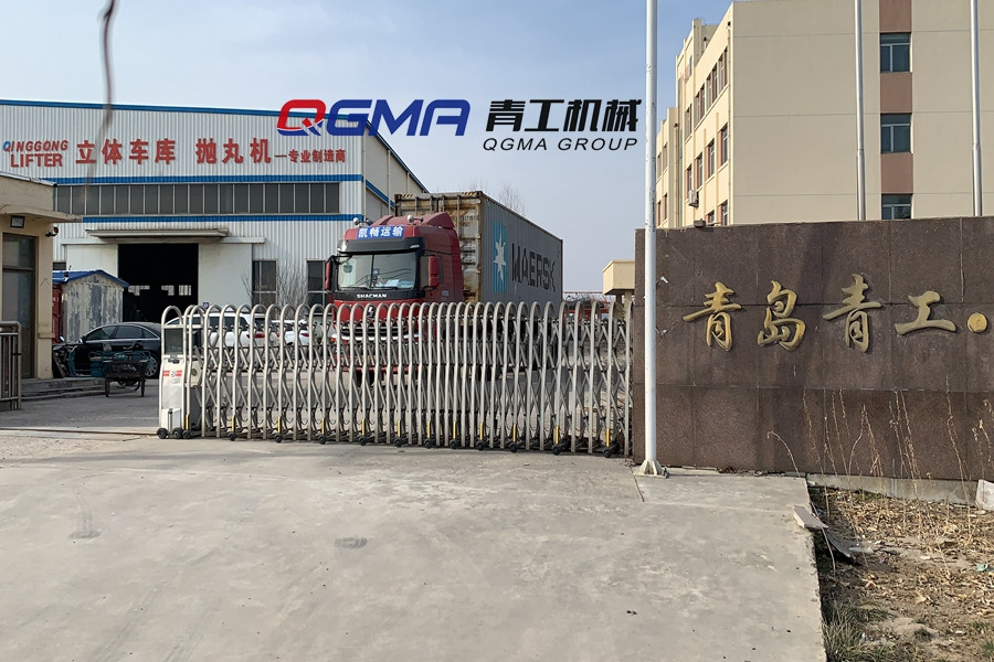 青工机械钢管抛丸机自动上下料装置装箱发往美国